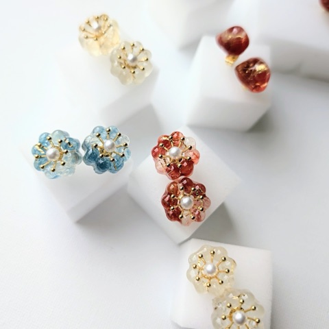 帯糸ピアス 花モチーフ（まだら朱色・まだら瑠璃色）